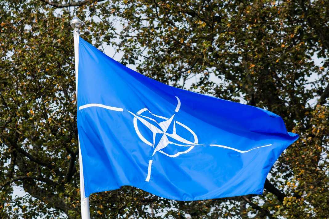 Вызов нато. Украина НАТО. Флаг НАТО. НАТО И Россия. Саммит НАТО.